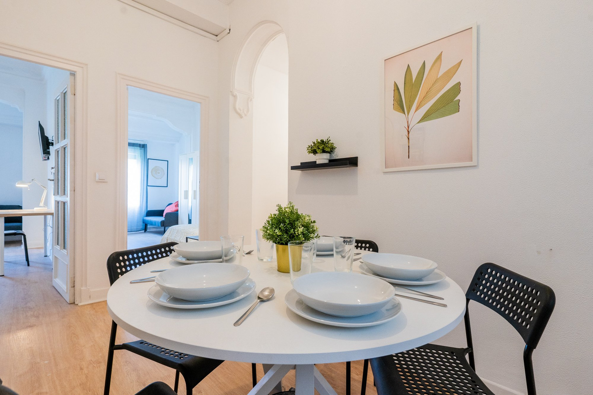 Dining room with arch doorway