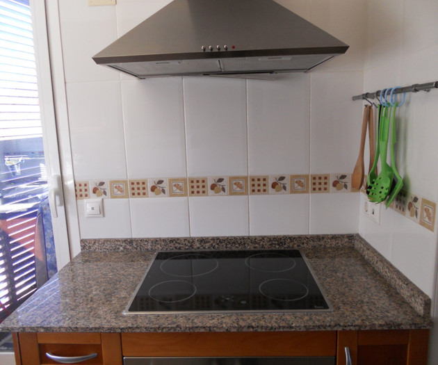 Kitchen stove with extractor