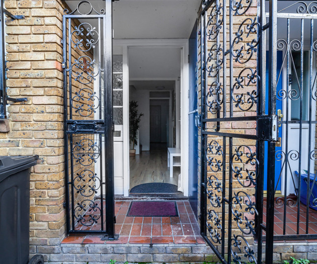 Bright 3 Bed Garden House, Haggerston, Parking