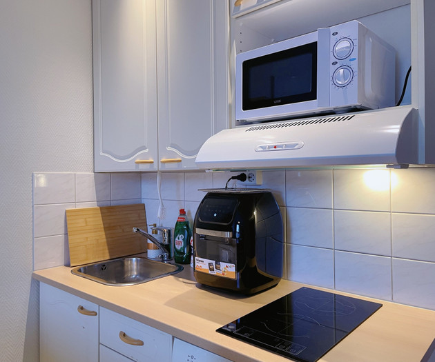 Top-Floor Studio - City Center - Fast WiFi