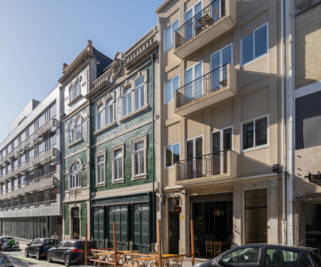 Colorful Bright Flat w/ Balcony by Host Wise