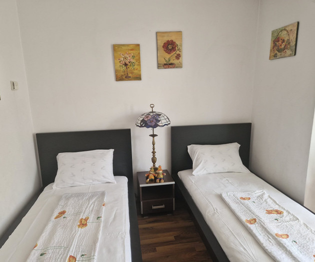 Large Group Accommodation Bucharest, 4 apt,20slips