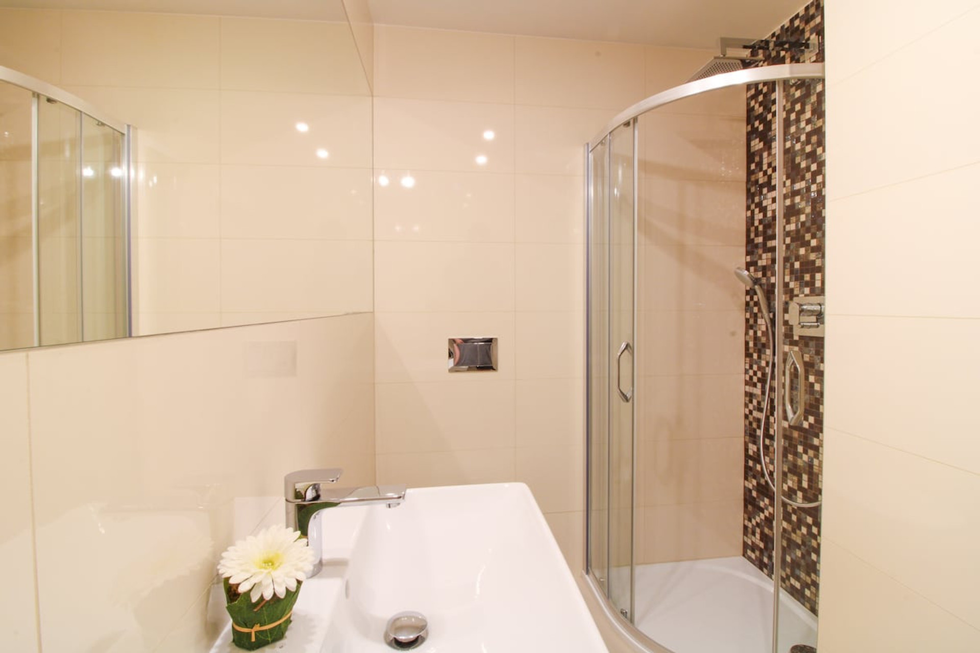Full bathroom image 1