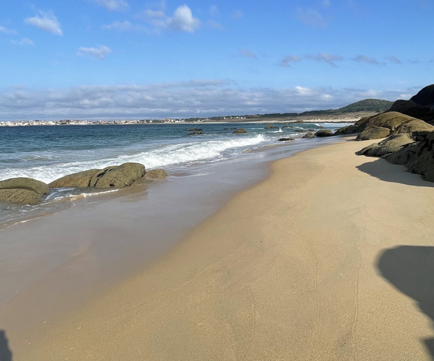 Apartamento con jardín y vistas al mar.