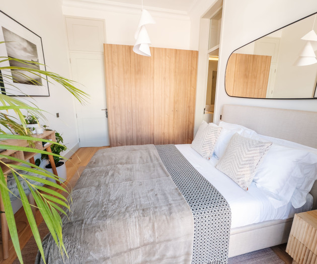 Your Lisbon Oasis: 3-Bed Apartment with Pool & Out