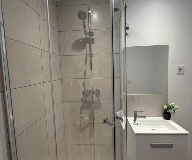 Double bedroom with private bathroom