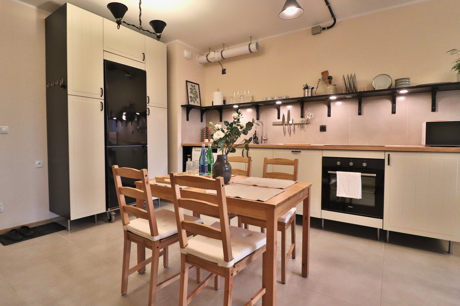 Kitchen dining area full view