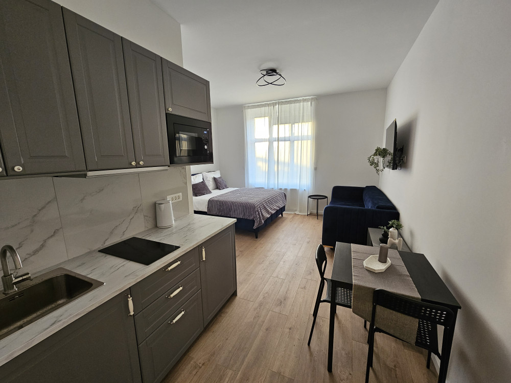 Regal Retreats (Queen Studio) preview