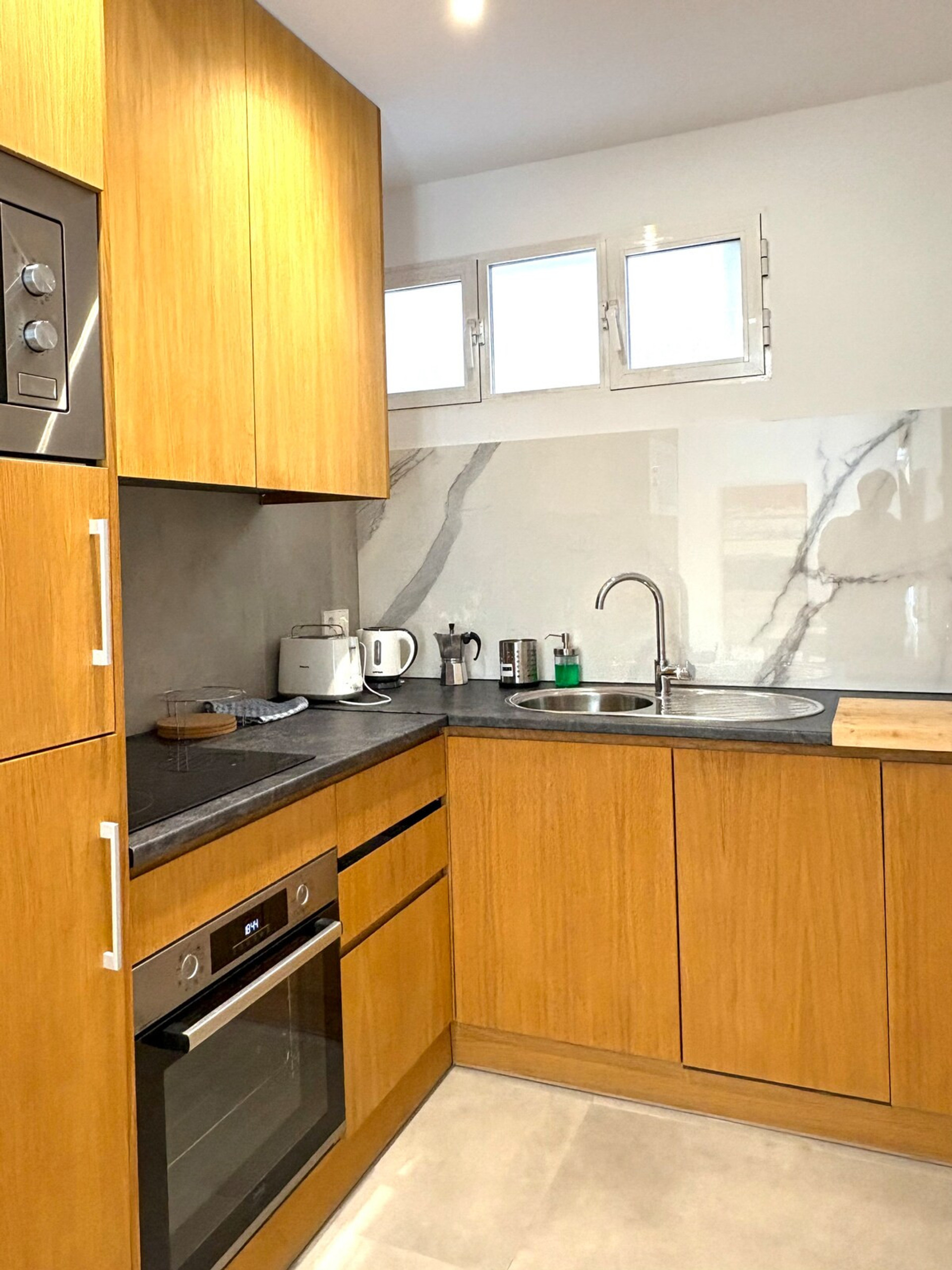 Full kitchen image 1