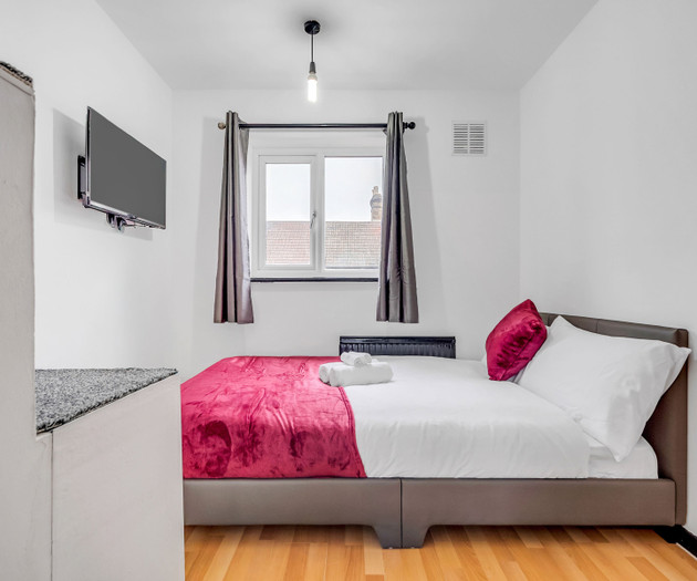 Spacious 4-Bedroom Haven in Orpington Retreat