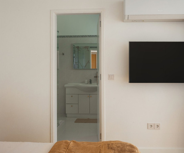 Apartamento de 2 dormitorios con jardín, piscina y vistas a la bahía sobre Funchal