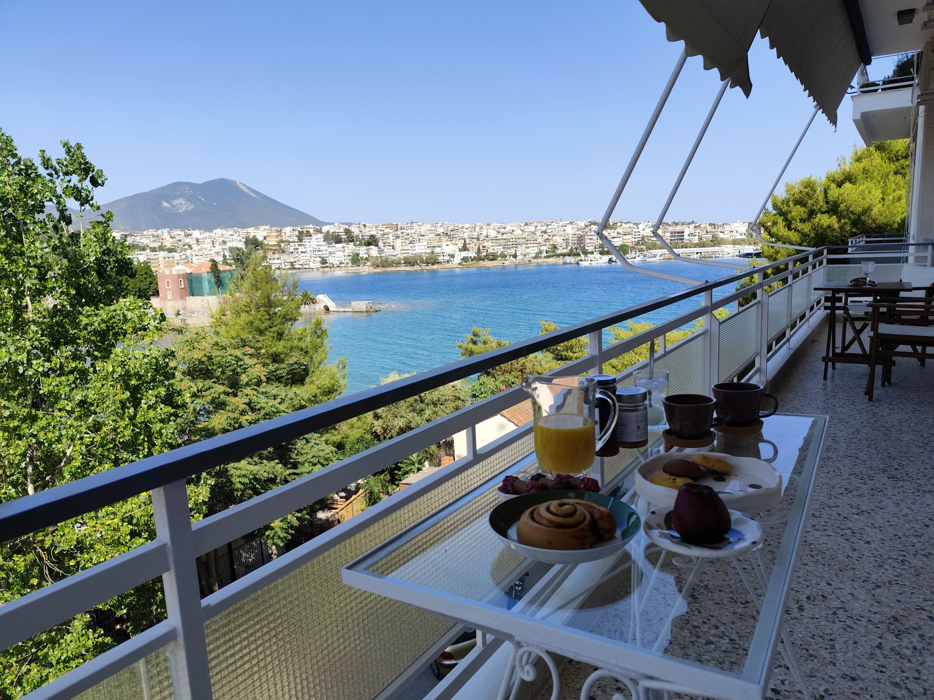 Θέα από το μπαλκόνι (τραπέζι 1)