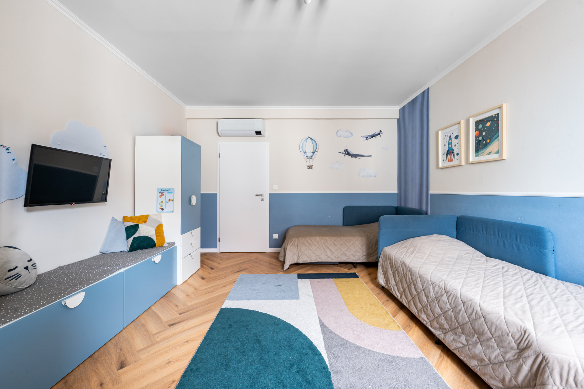 Kids room with twin beds