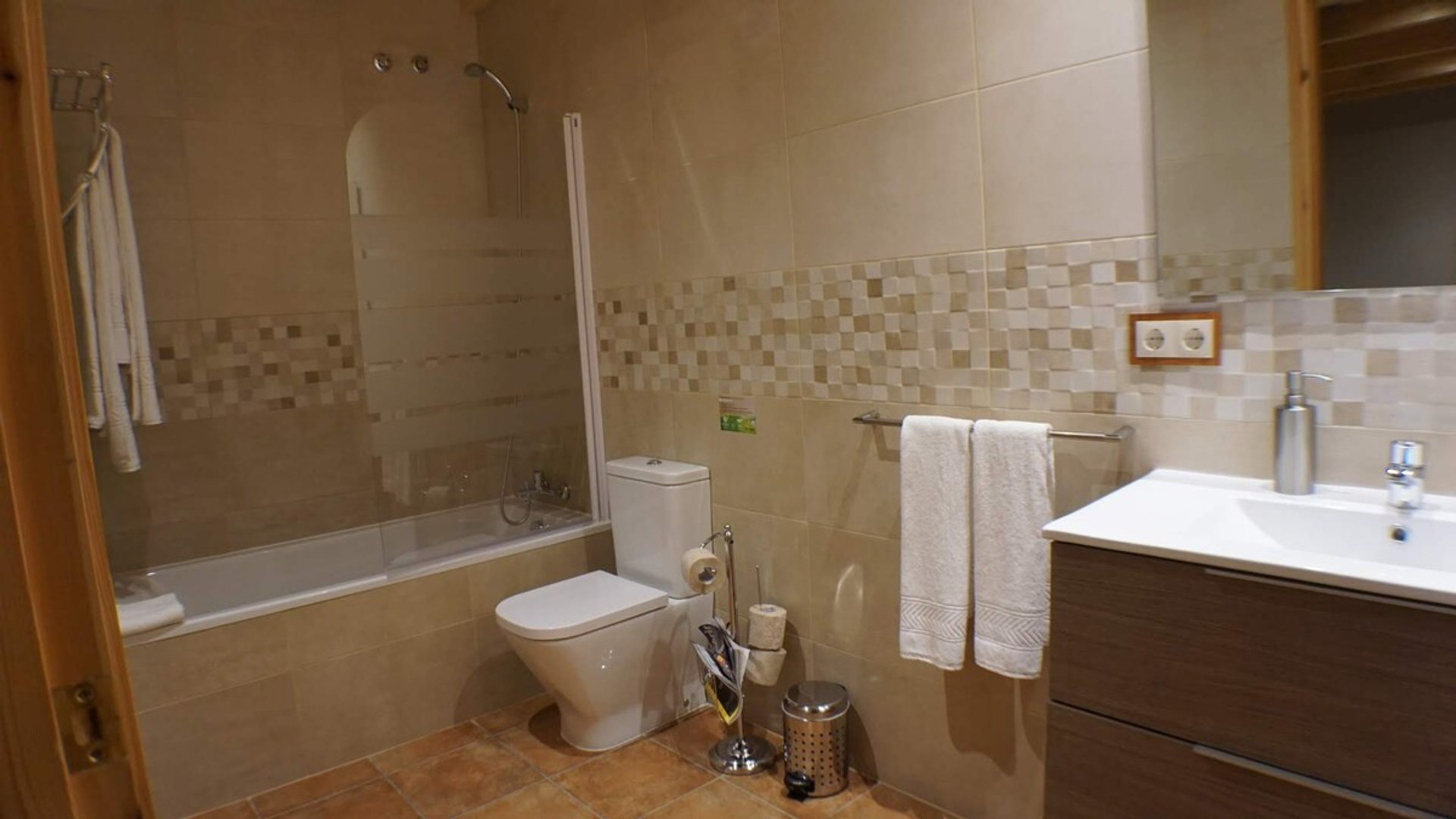 Full bathroom image 1