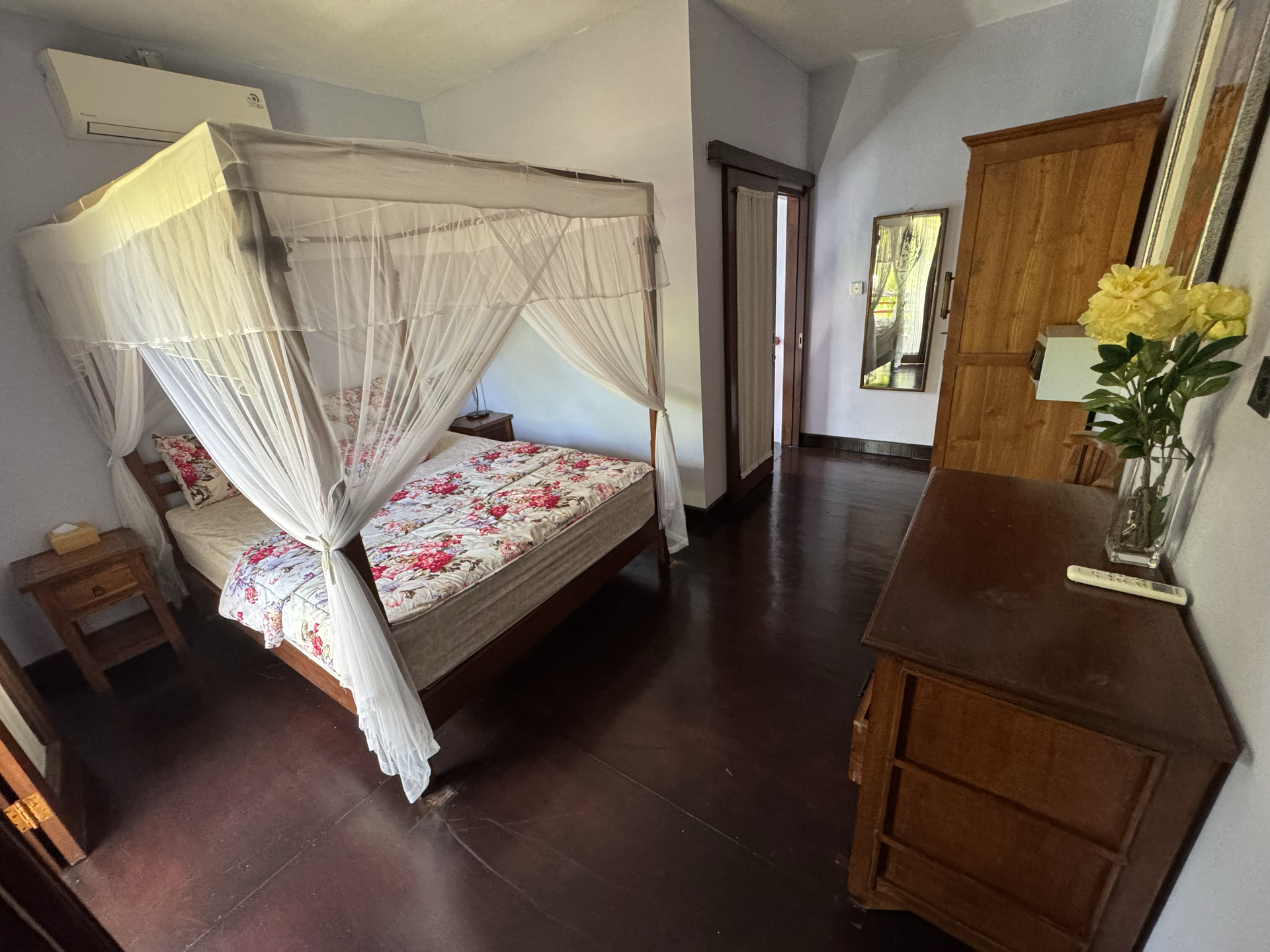 Four-poster canopy bed