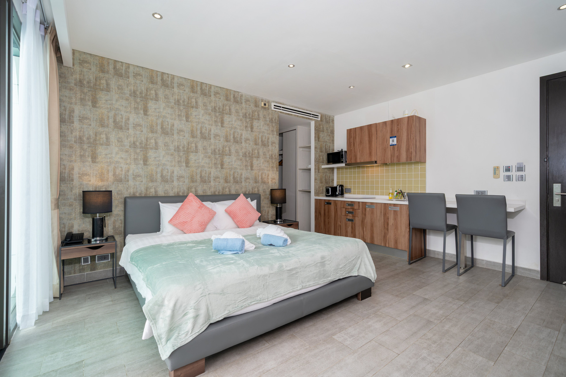 Studio bedroom with kitchenette