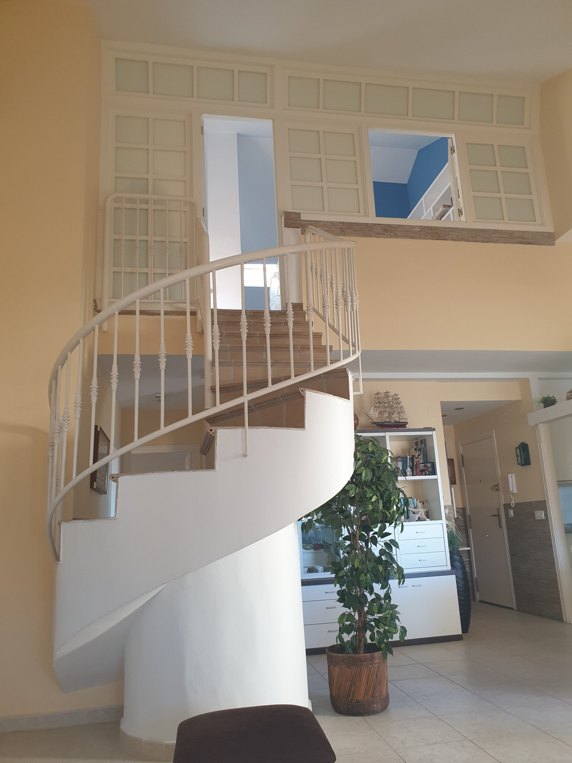 Escalera acceso arriba