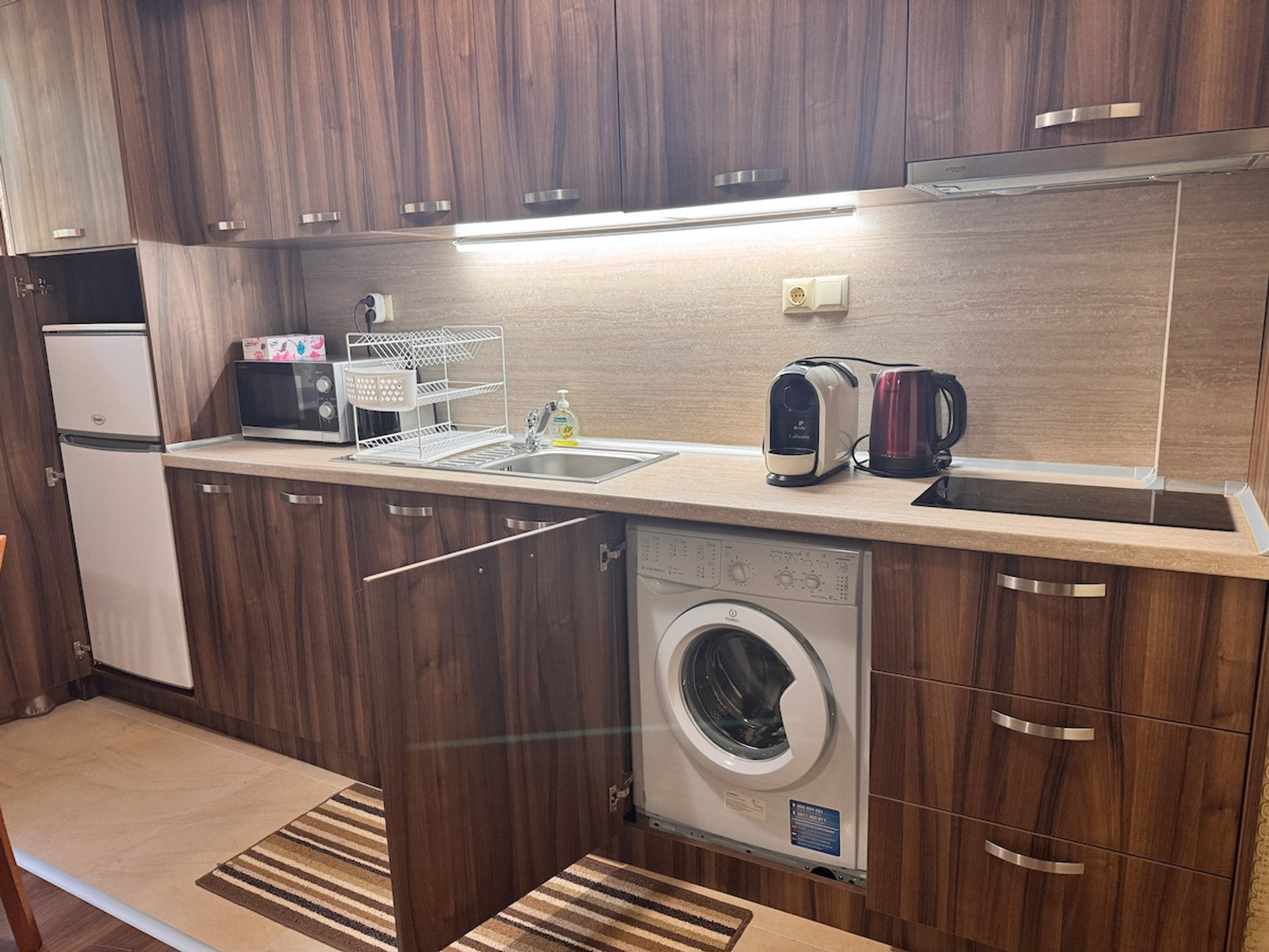 Full kitchen image 2