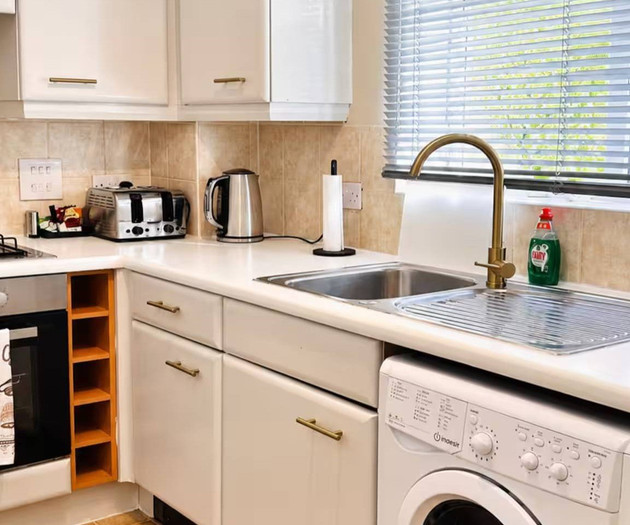 Cozy Eastleigh Home | 2 King Beds | Free Parking