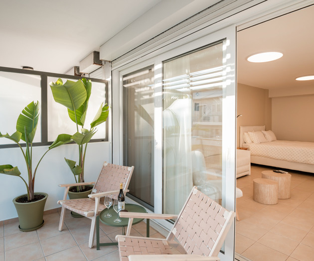 ATOM | Minimal Apartment with Parking & WiFi