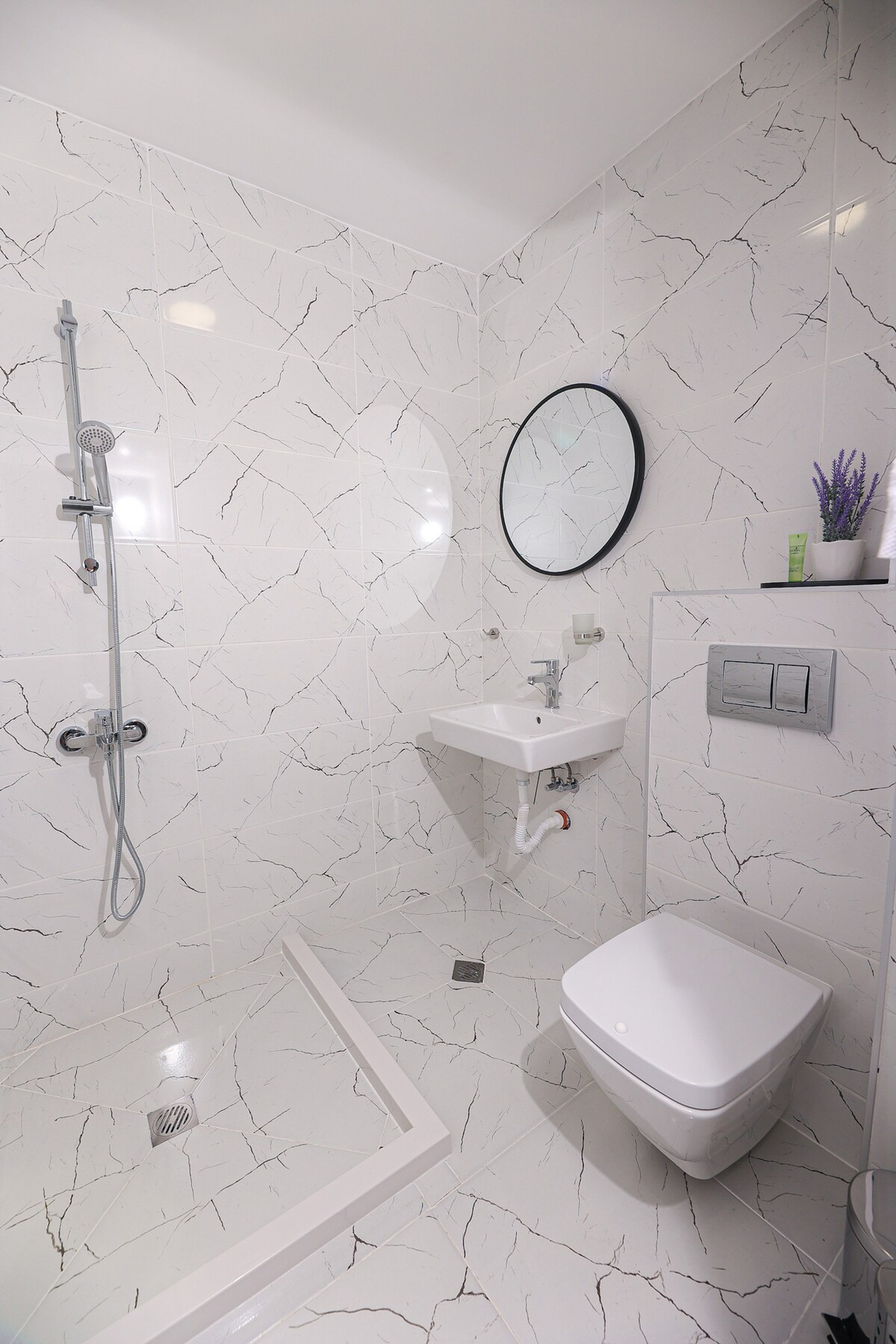 Full bathroom image 1