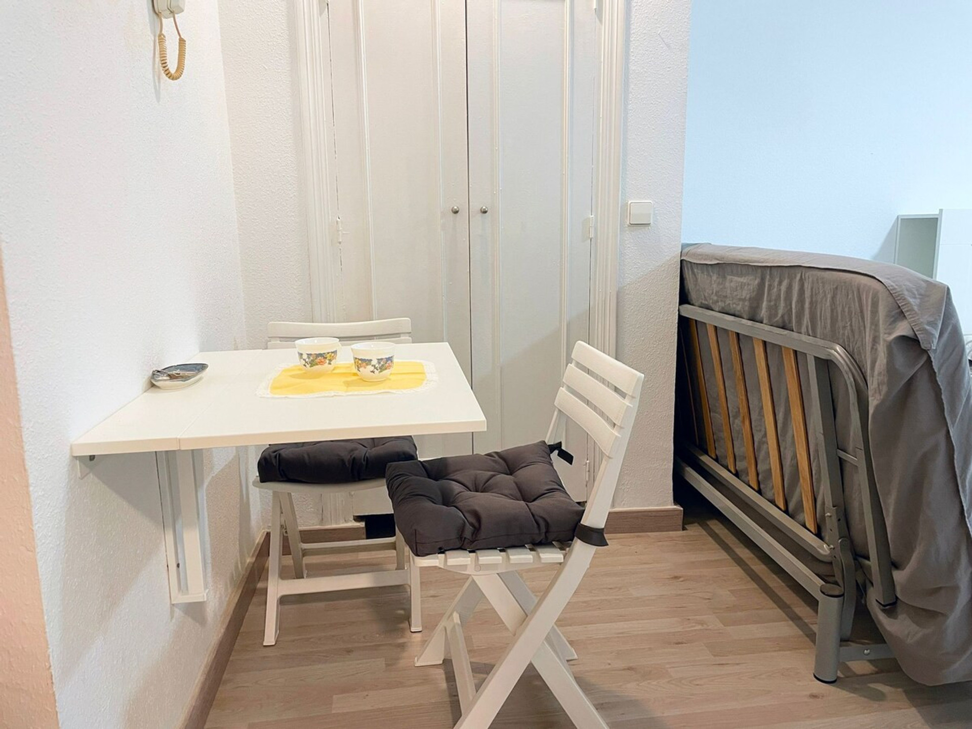 Folding table 