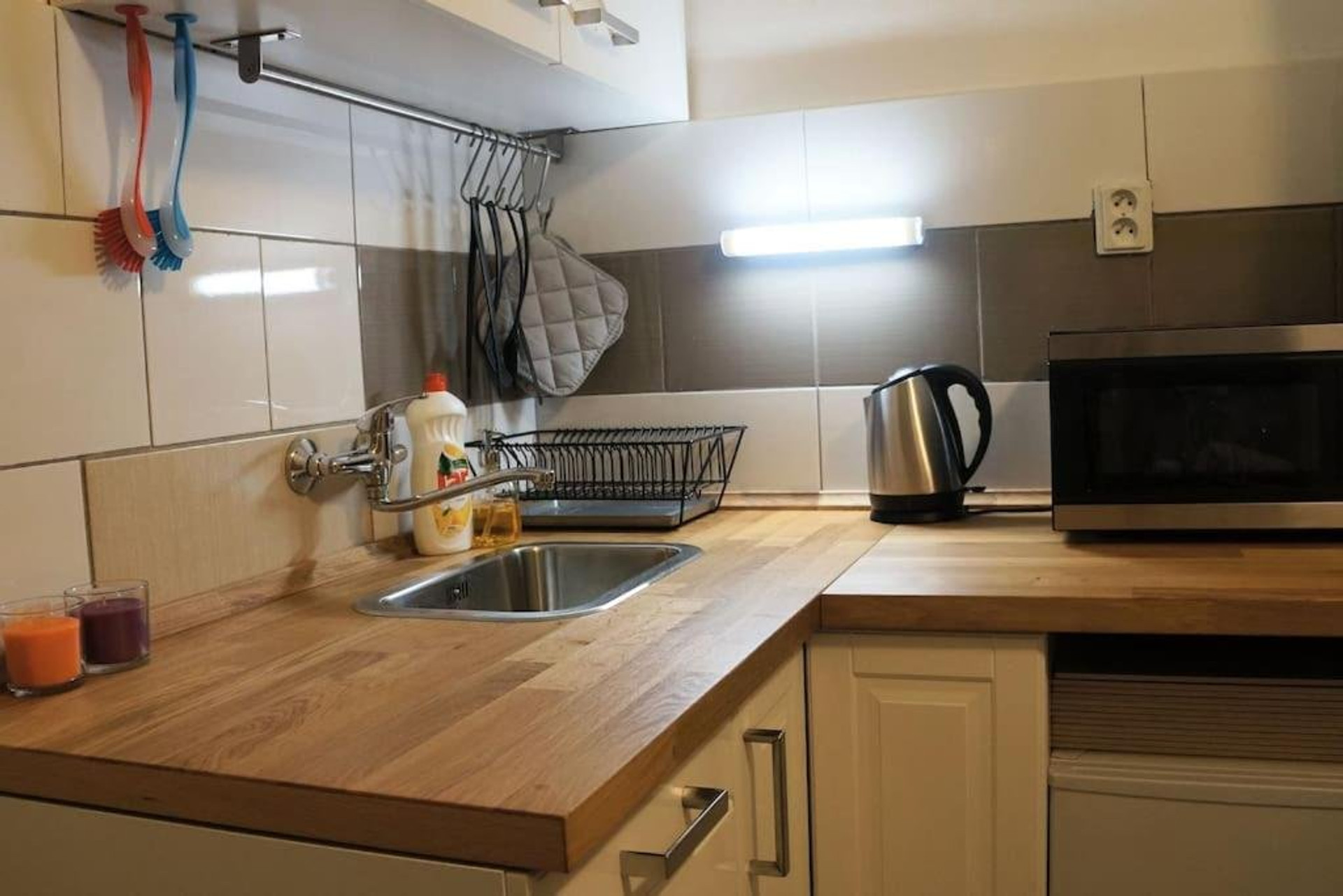 Small kitchen. Should have the basics. 