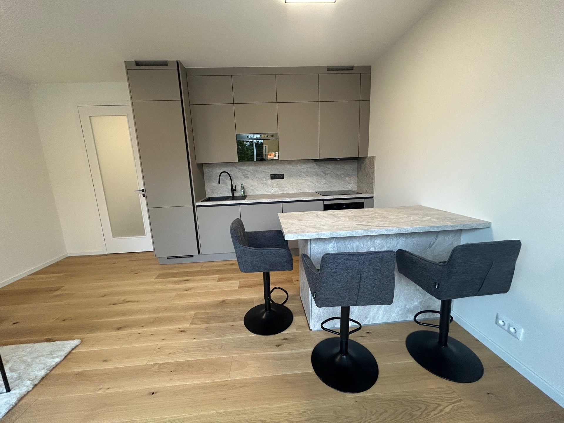 Kitchen with breakfast bar and stools