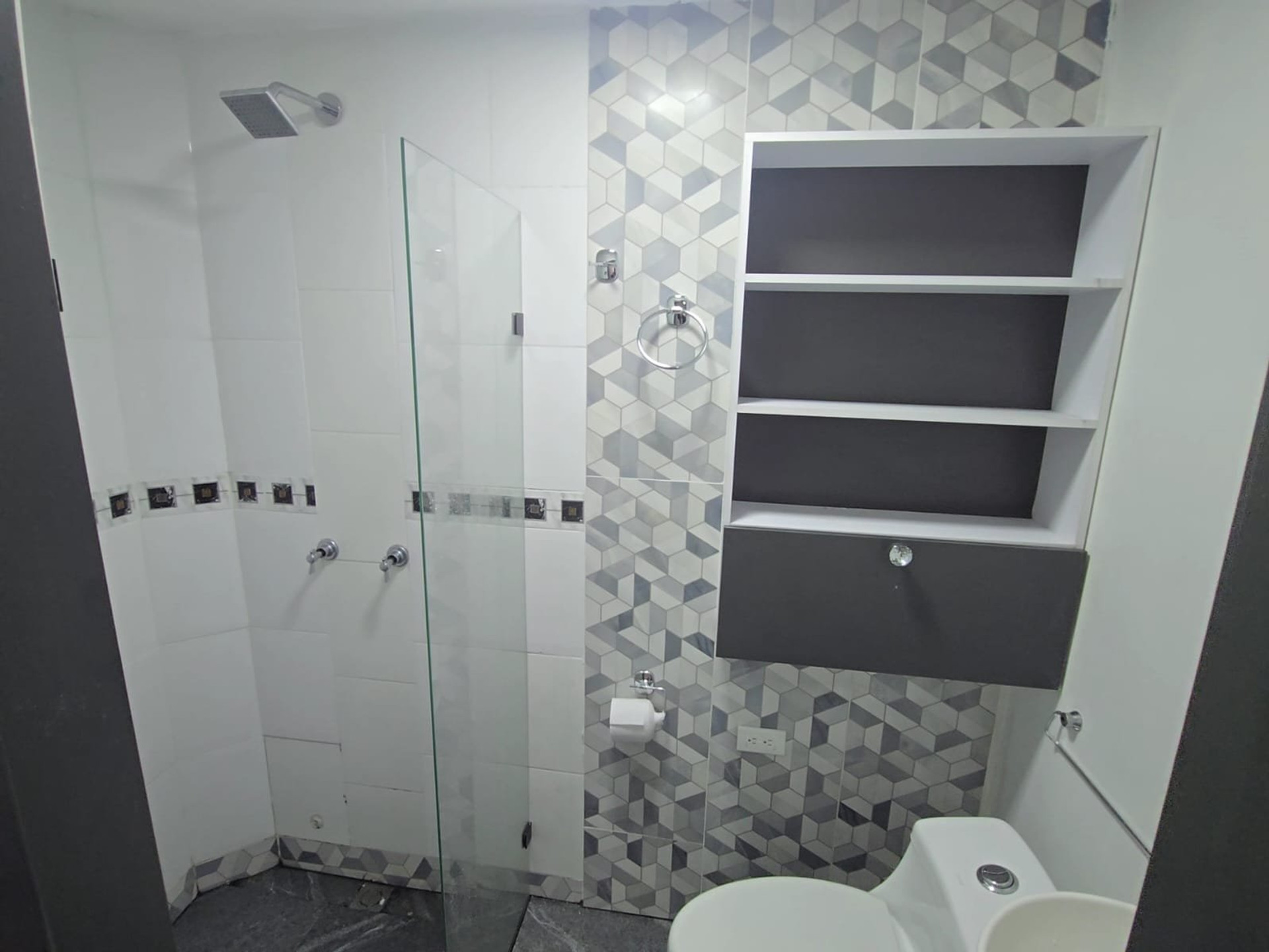 toilet, repisa y ducha bañi suite 1