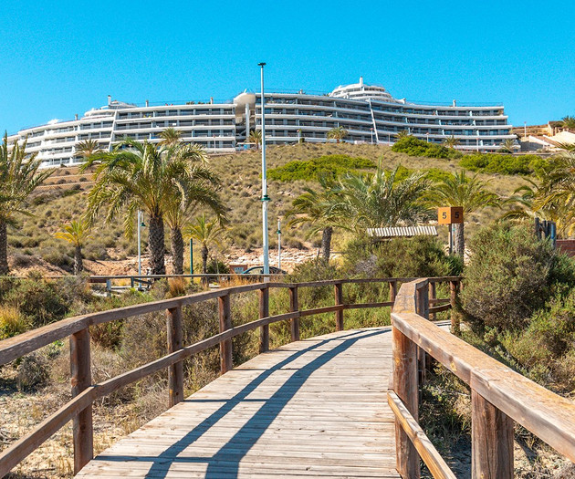 Luxury Beachfront Apt | Heated Pool, Gym & Seaview