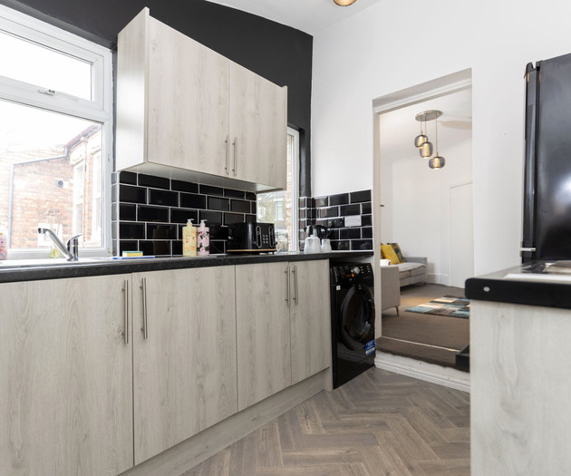 Spacious 4BR Home in Gateshead Sleeps 8 w/Parking
