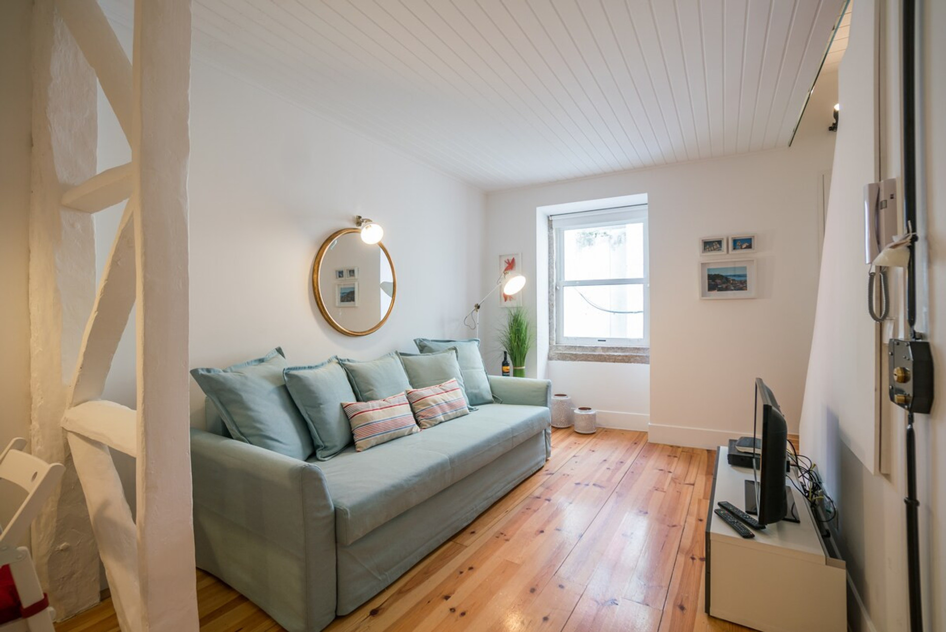Living room image 3