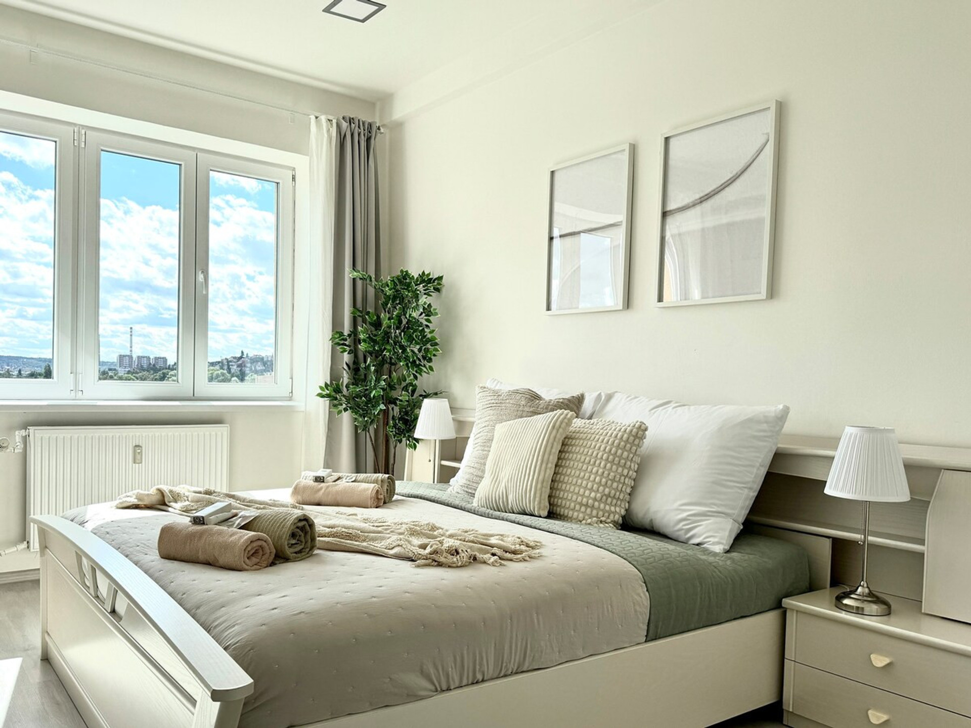 Bedroom 1 image 2