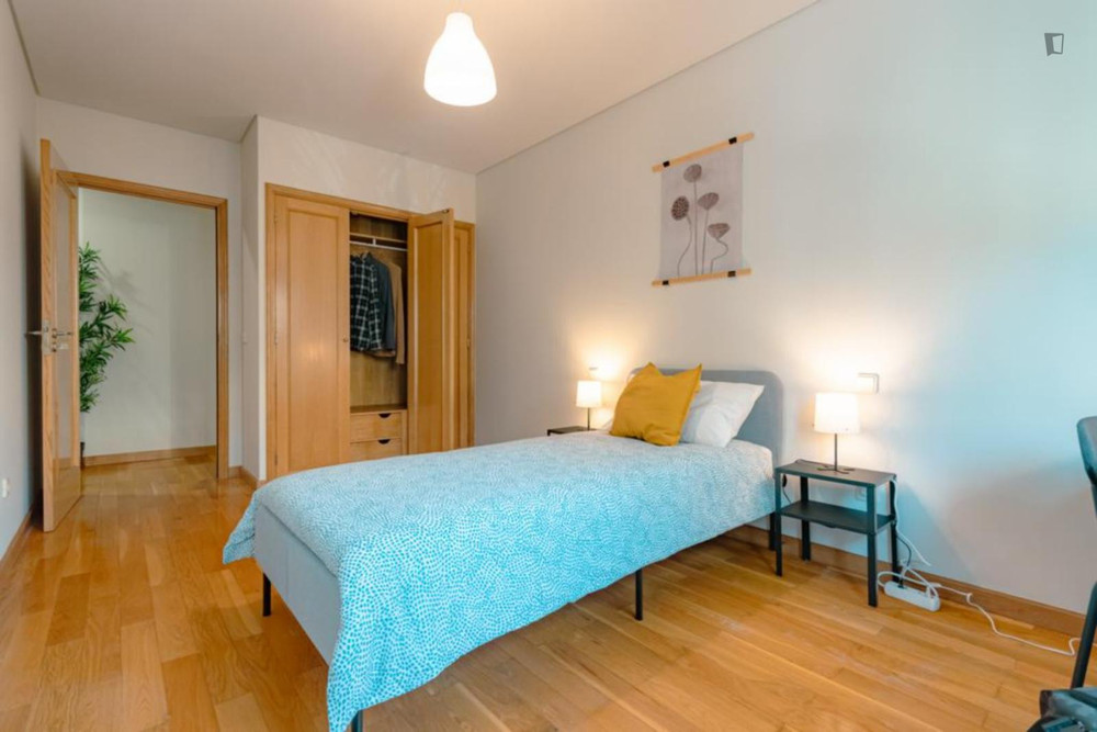 Great bedroom near metro station-room 6 preview