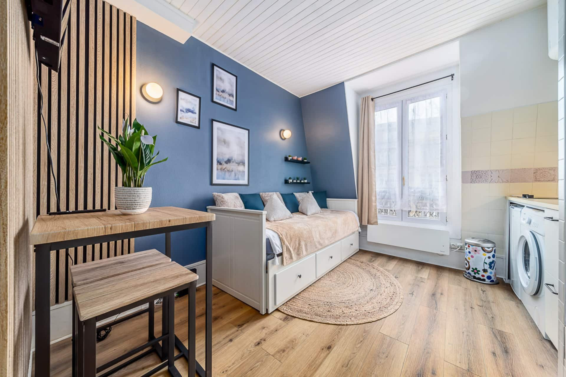 Studio room with daybed and kitchen