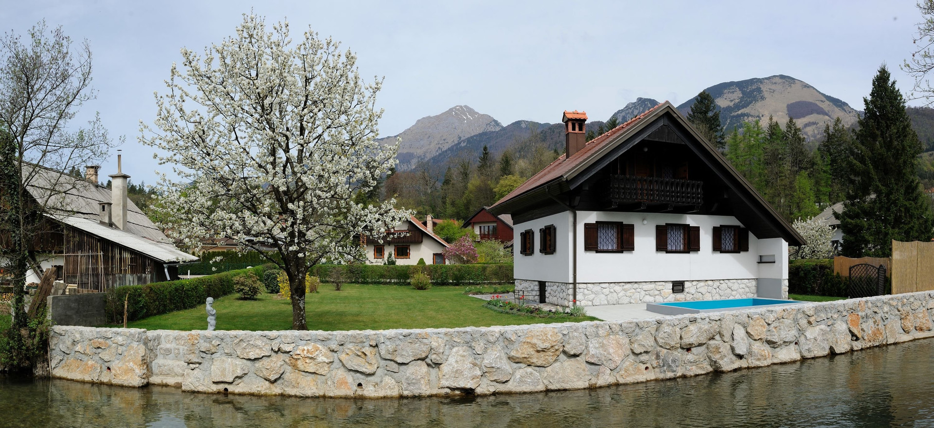 House by a crystal-clear mountain river where you can swim