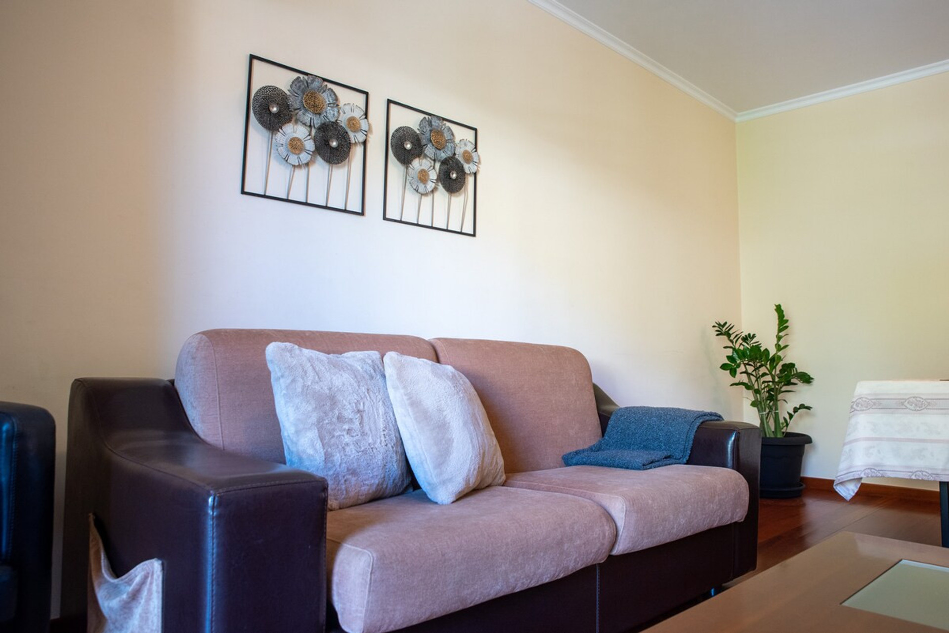 Comfortable living room, equipped with large screen TV and internet access, creating a warm and modern atmosphere to relax and enjoy entertainment