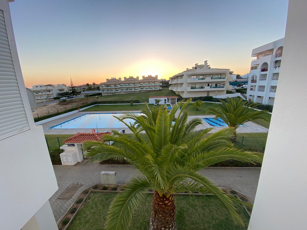Sunny flat with pool view in Algarve preview