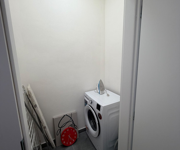 Laundry closet with washing machine