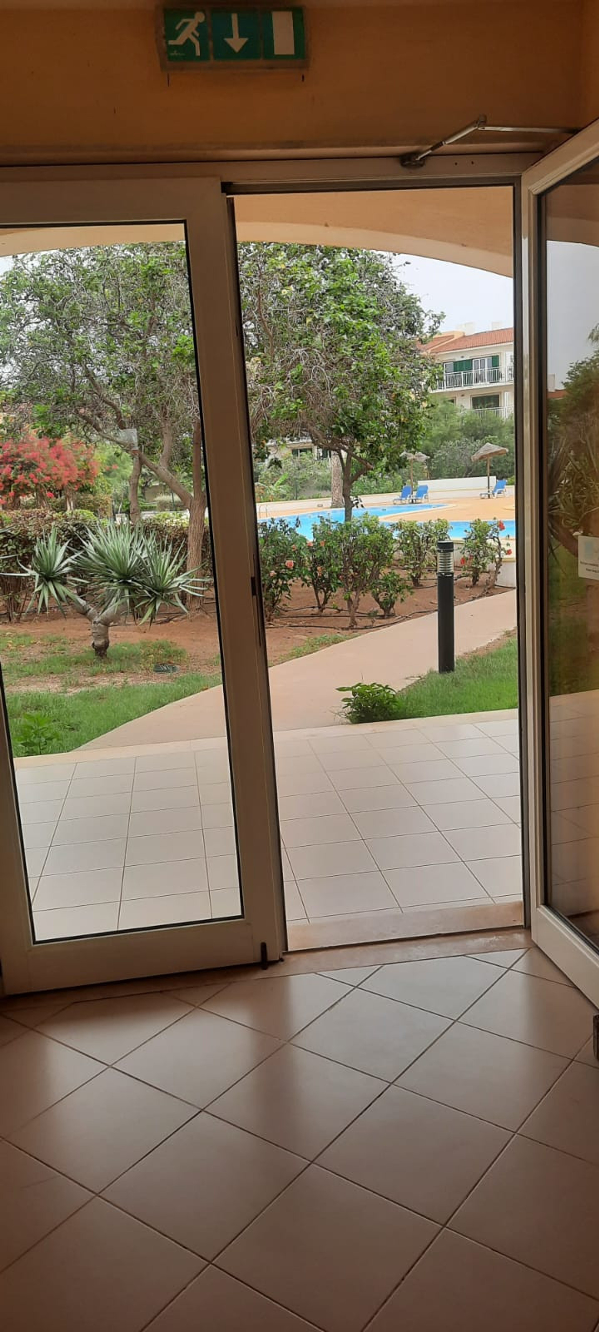 Jardim e piscina