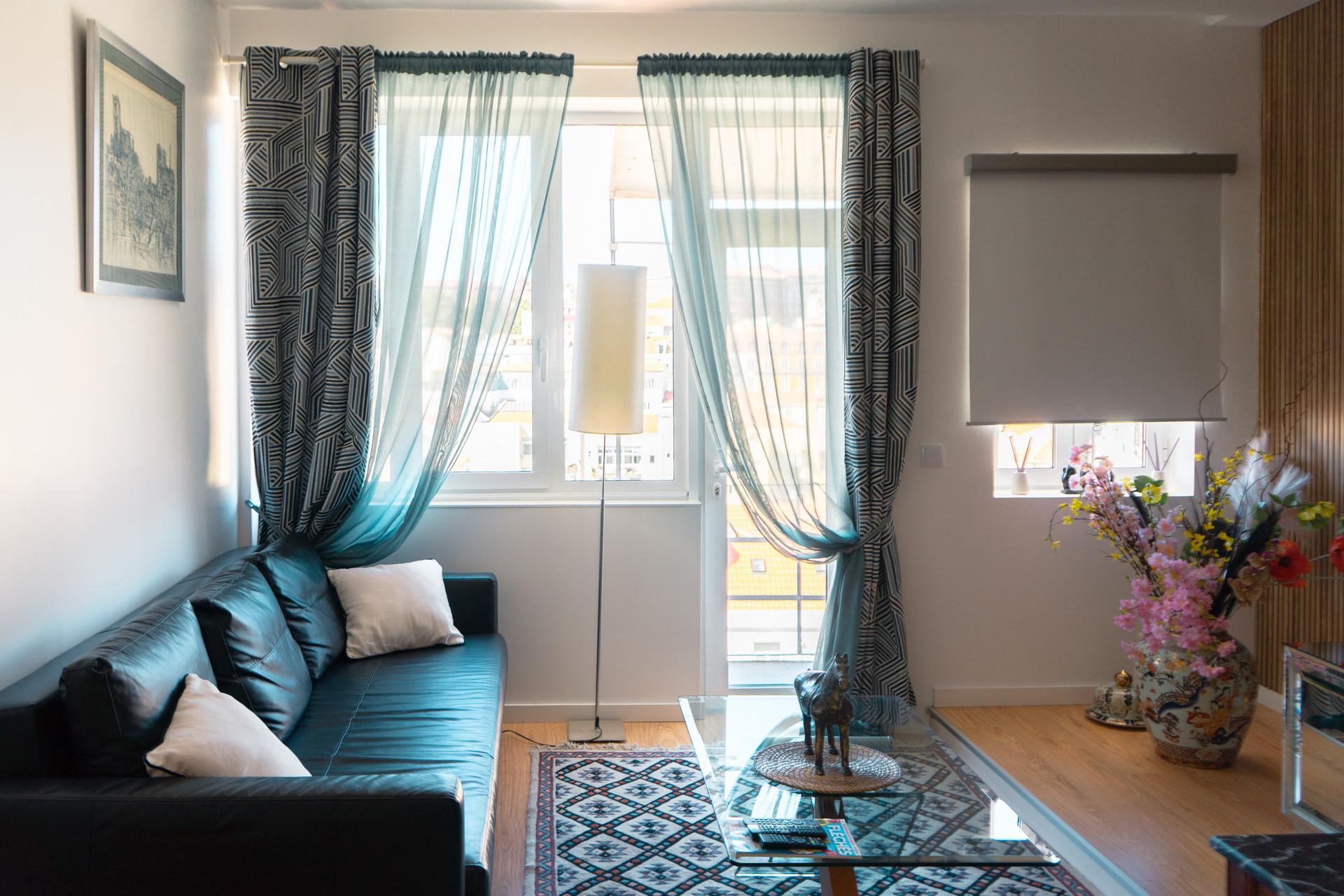 Living room with a balcony, TV , Wi-Fi, sofá-bed - view over Lisbon city