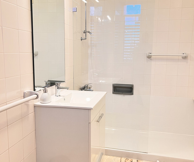 Cozy & Fully Furnished Ocean Blue Room in Lisbon