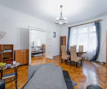 Quiet flat near universities, metro and rails