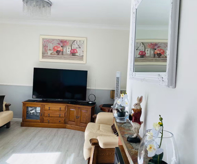Spacious 5 Bedroom Family Home with Parking