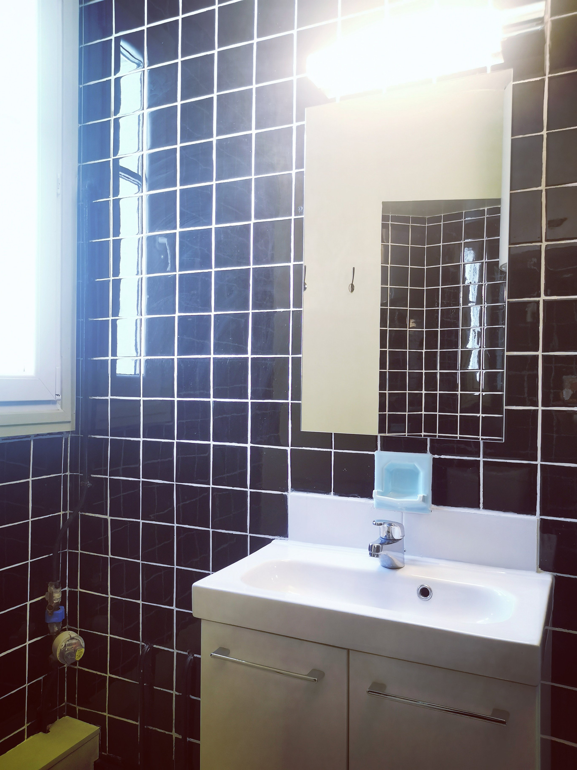 Bathroom sink with mirror