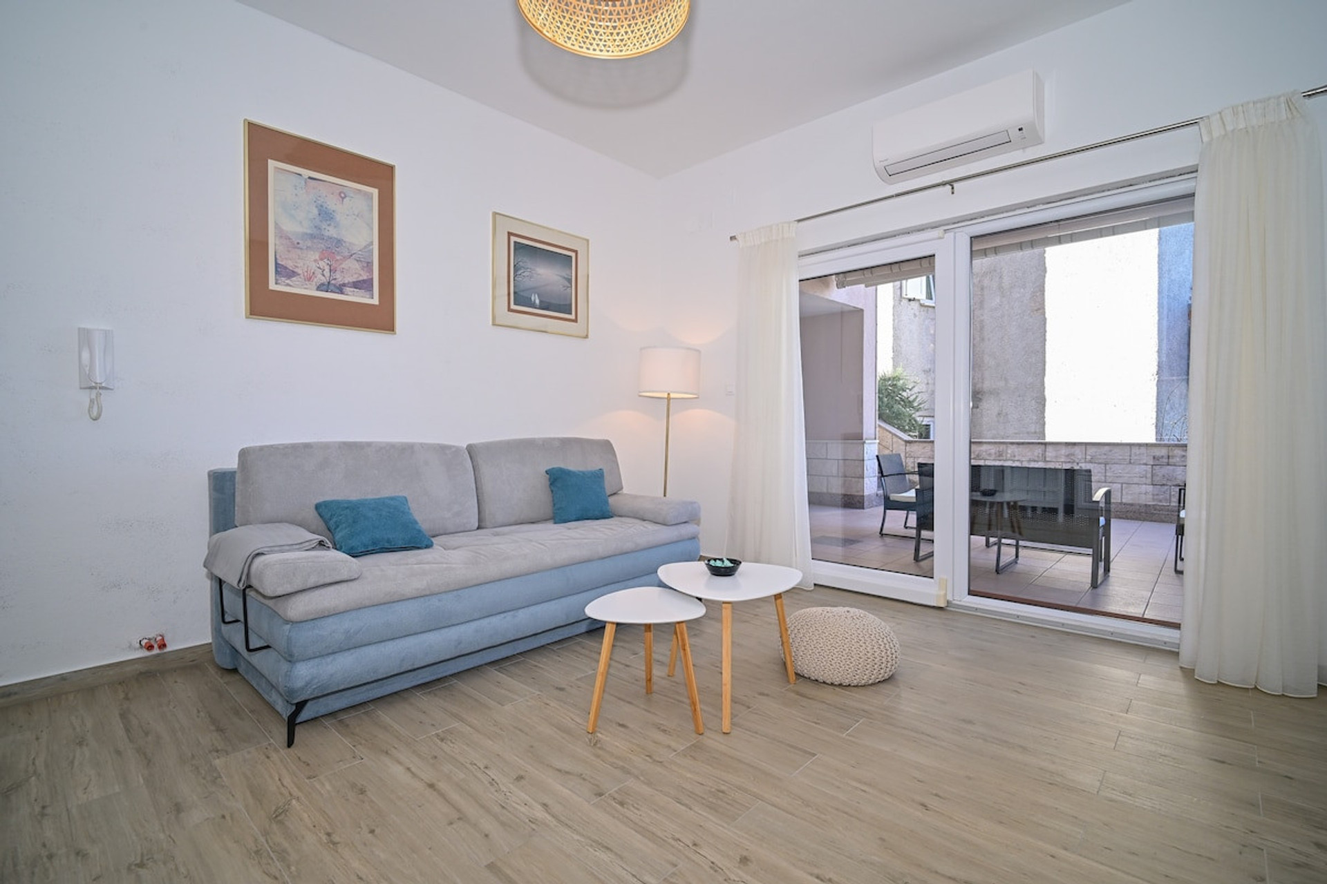 Living room with access to the terrace