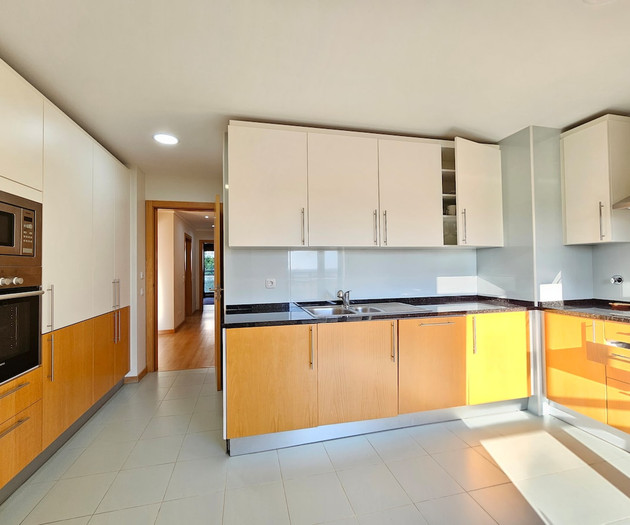 Full kitchen