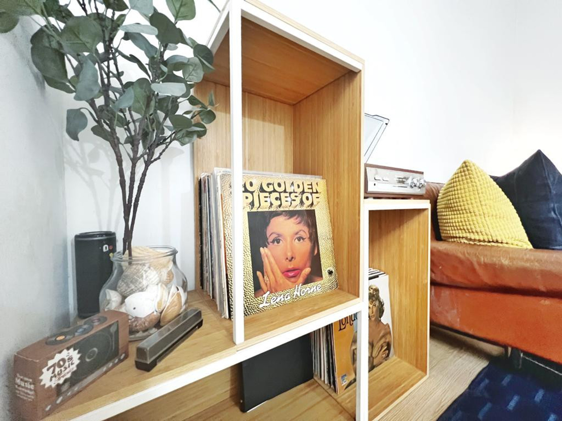 Ring + record-player / record player + records / radio