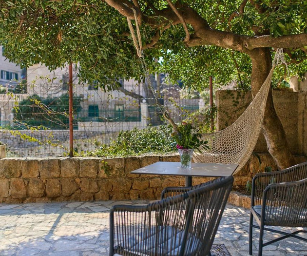 Barbara's Garden Apartment