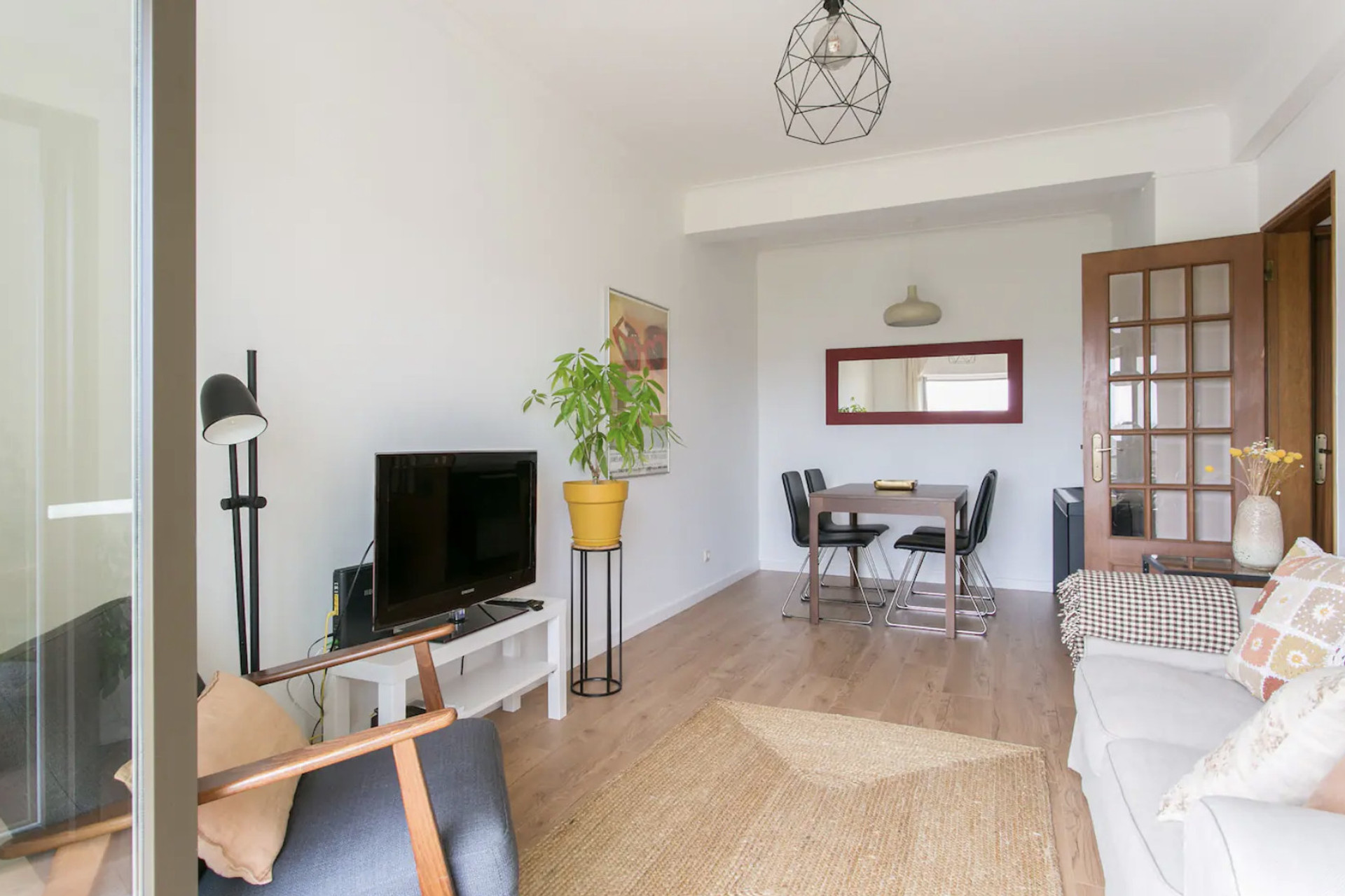 sala de estar com TV, e mesa de jantar